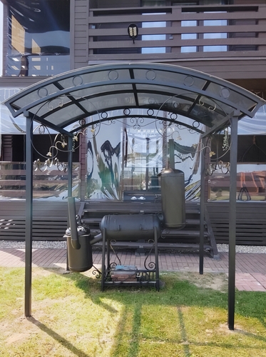 Навес беседка для зоны отдыха, элементы ковки и покрытие поликарбонат