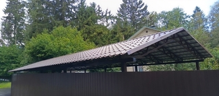 Двускатный навес из металлочерепицы коричневого цвета