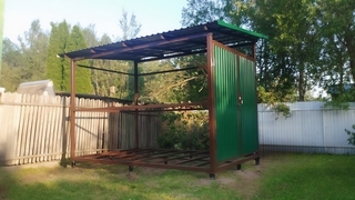 Односкатный навес из профнастила зеленого цвета