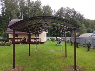 Арочный навес с поликарбонатом для дачного дома